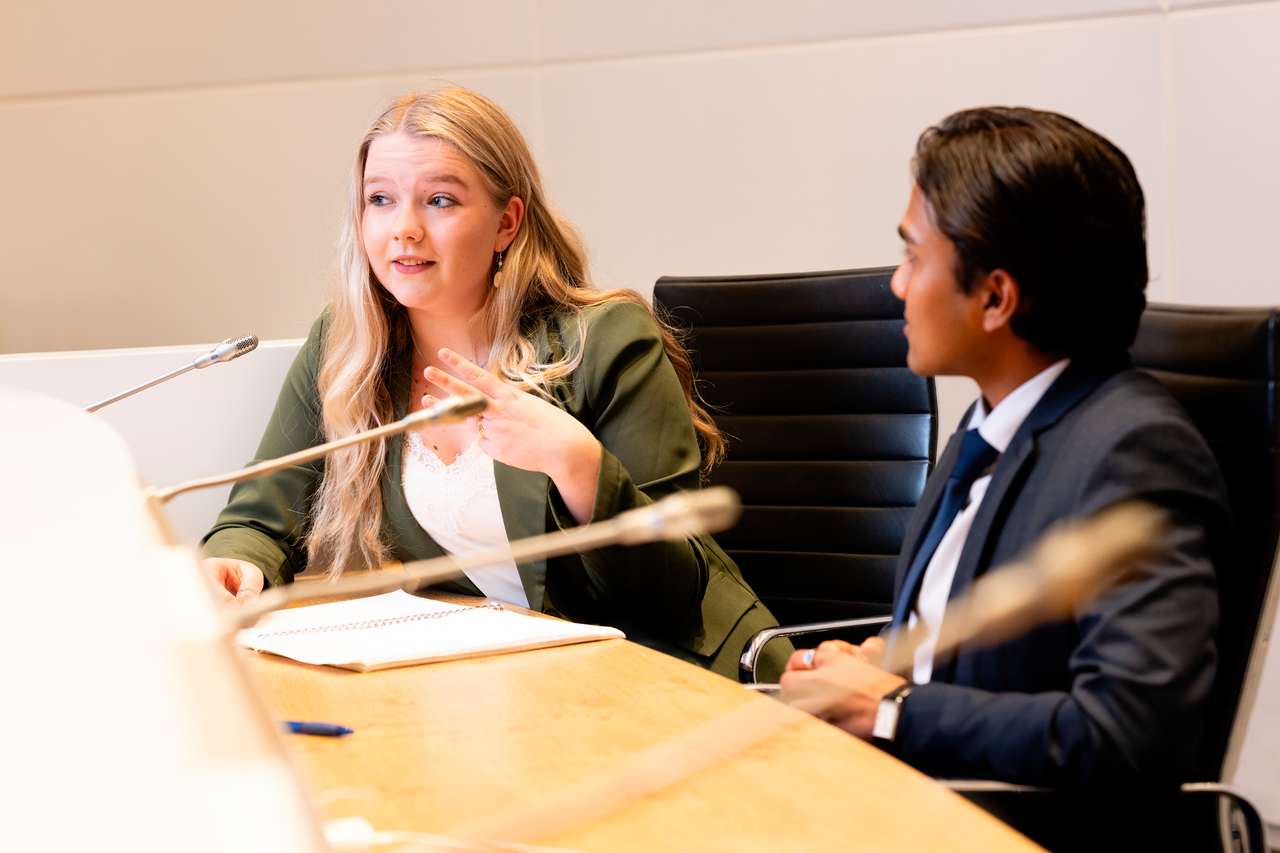 Bestuurskunde studenten in debat in Raadzaal