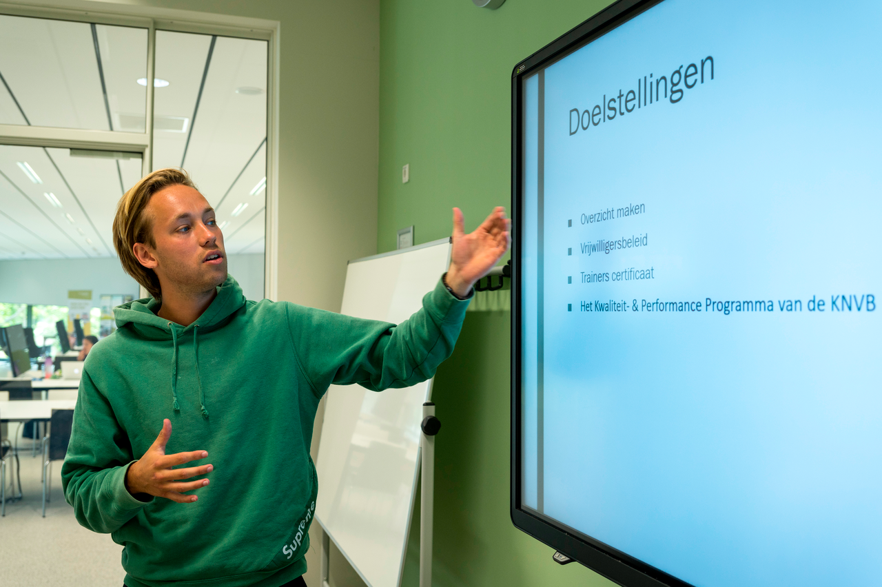 Student geeft presentatie over doelstellingen