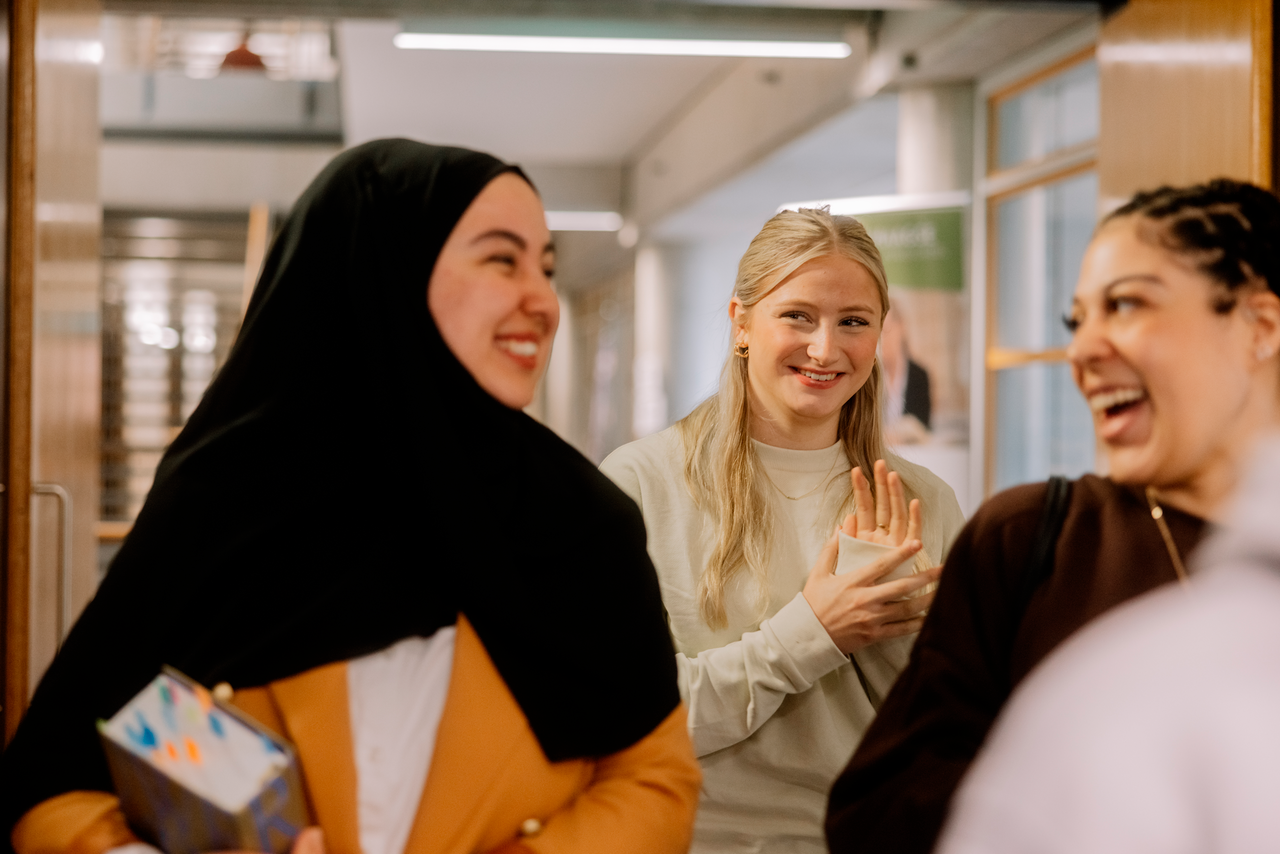 HBO-Rechten studenten lopen lachend met wetboek door de gang