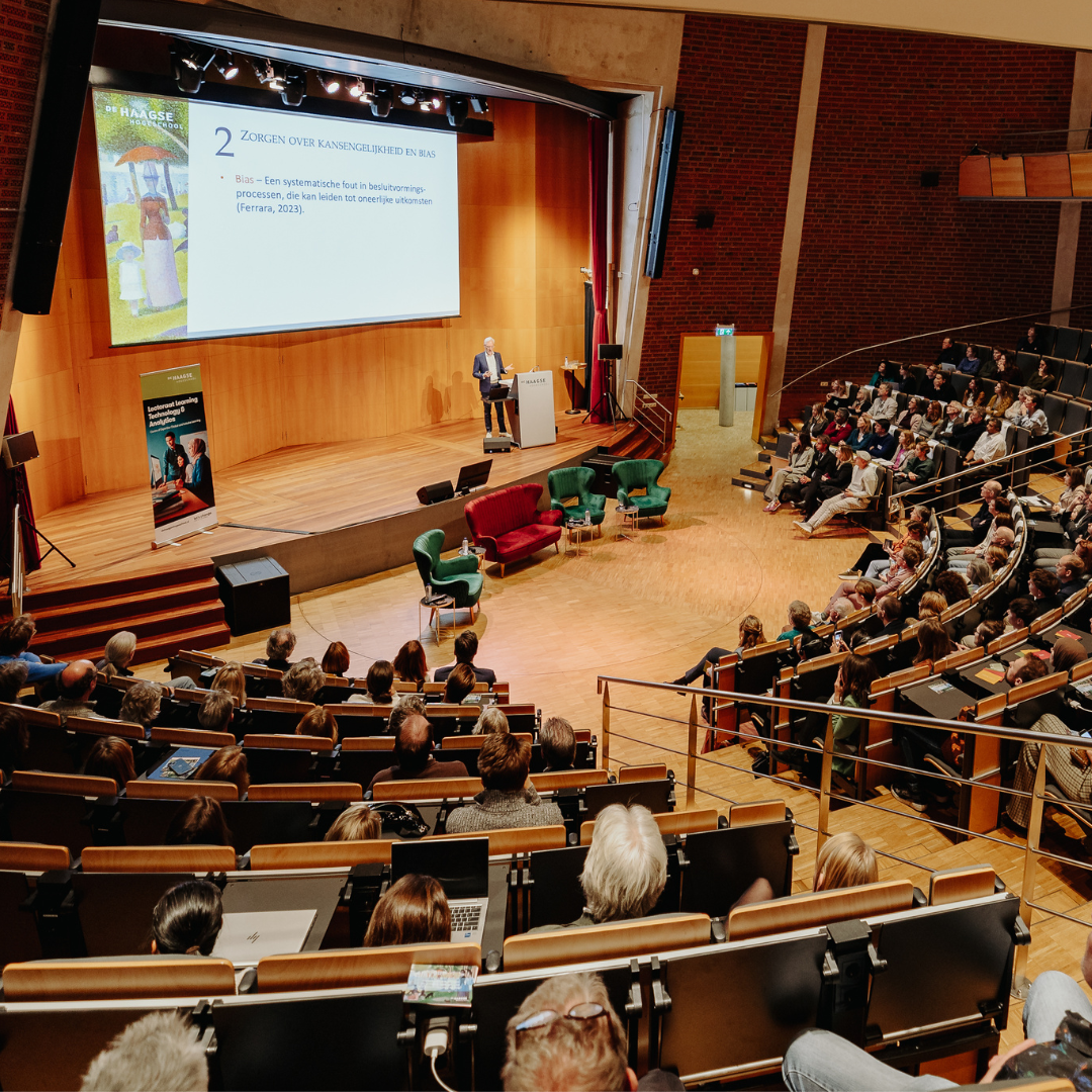 Theo Bakker intreede auditorium