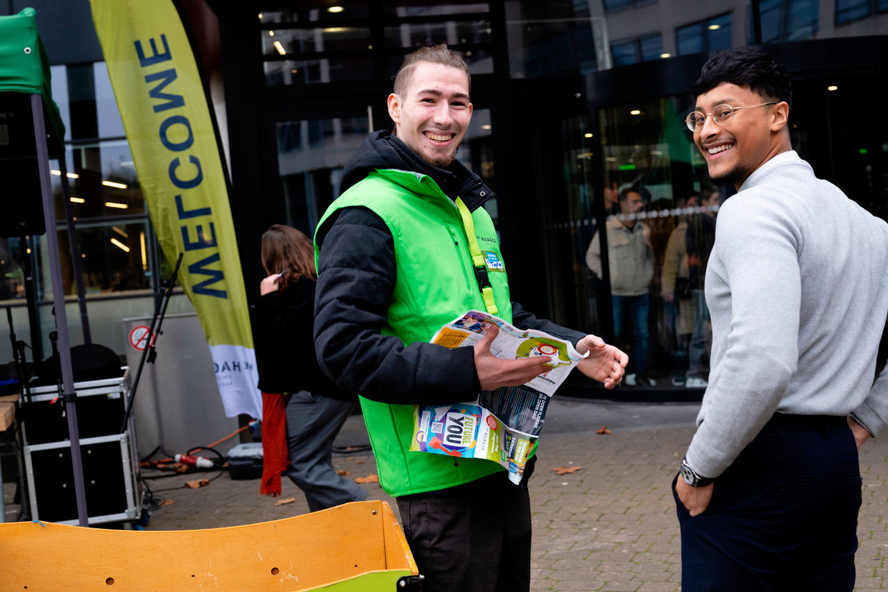 Studenten voor de ingang van het hoofdgebouw tijdens Open Dag