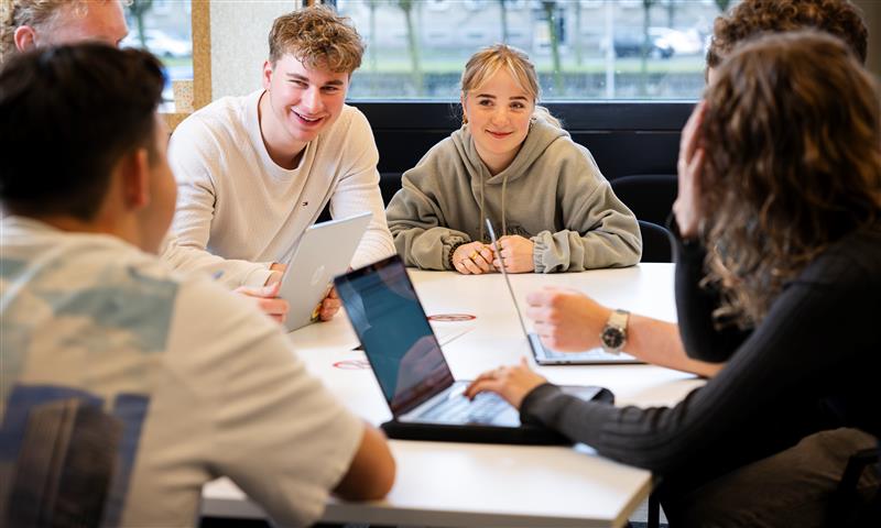 Studenten overleggen met elkaar